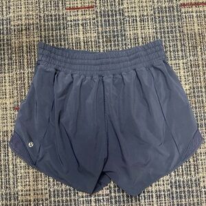 Lululemon Hotty Hot 4” size 6